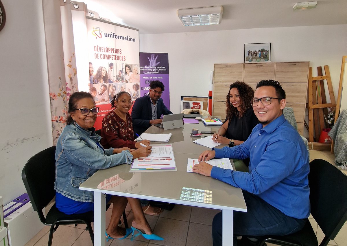 uniformation_'s tweet photo. 🎉📝 Première signature du contrat Garantie d’Ambition à La Réunion ! Félicitations à Mélanie qui rejoint l’Association Féminine Est Contre Tristesse Tyrannie Traumatisme pour 6 mois de formation d’Animatrice. Merci à @AdjustRh pour l’ingénierie et le suivi du parcours. https://t.co/tr2wOhw54G