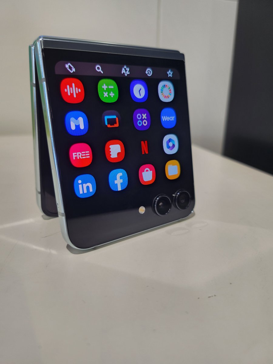 CoverScreen OS tweet media