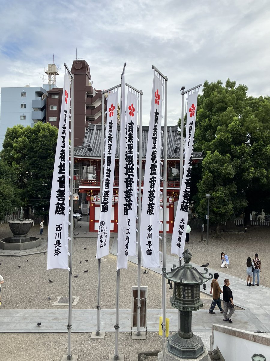 どこでしょう？

正面から撮るのは観光客みたいで嫌だったのでやめました。
だから変なアングルです😅人の顔が映らないようにしたのです…

病院の帰りに寄りました。
唐揚げはもういいです…気持ち悪い。
二人で食べればよかった😰