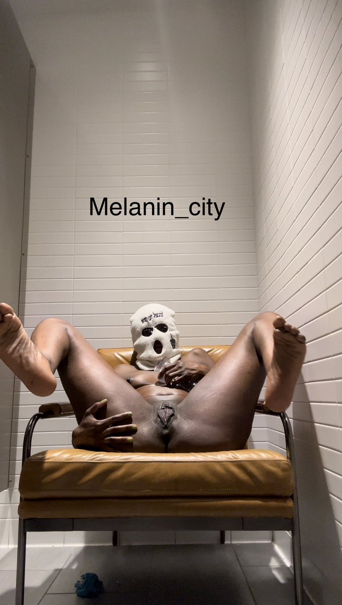 melanin_city_'s tweet photo. How many licks does it take to get the center of my pussy til I squirt ? https://t.co/9YCPBy1aXL