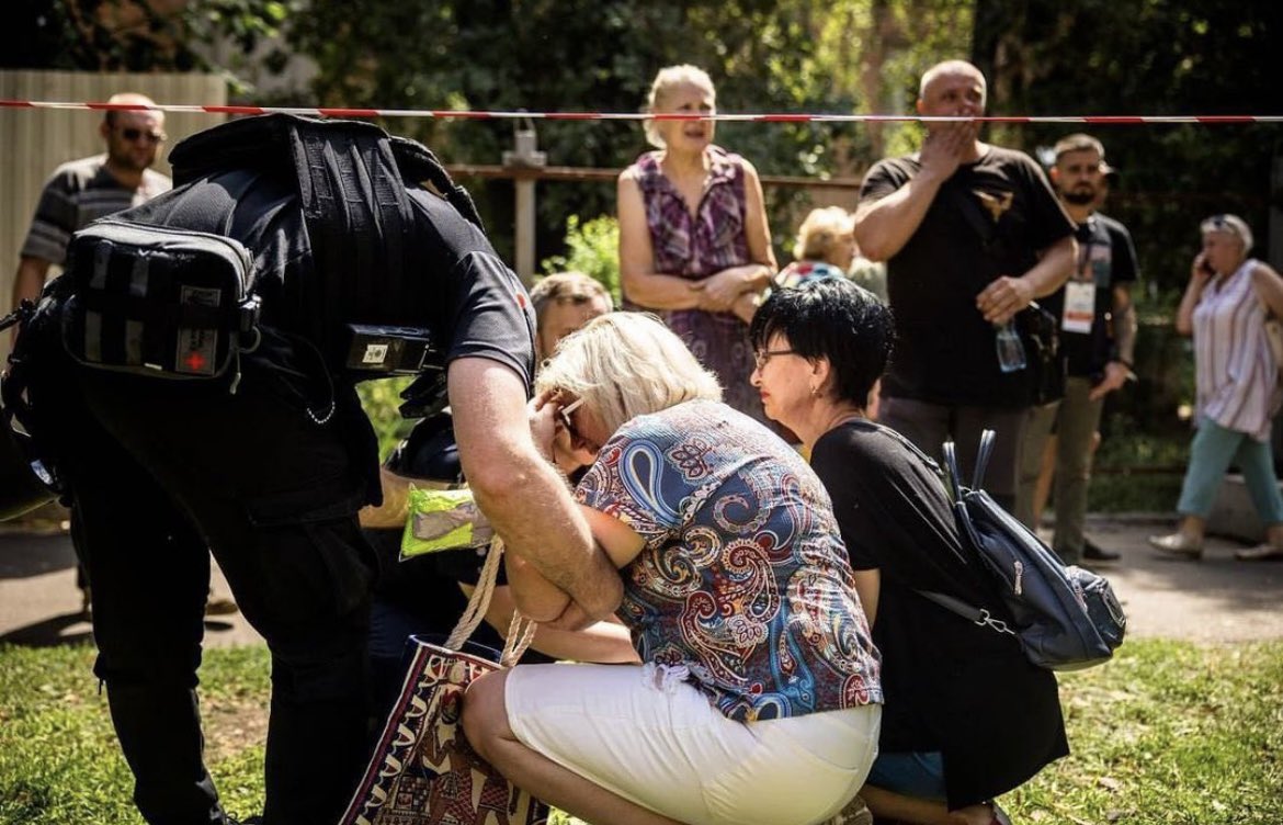 Il cinismo dei russi ha raggiunto il culmine quando hanno effettuato un attacco missilistico contro un edificio residenziale a Kryvyi Rih. 
Le vittime di questo attacco sono un bambino di 10 anni e sua madre di 45 anni.
#RussiaIsATerroristState