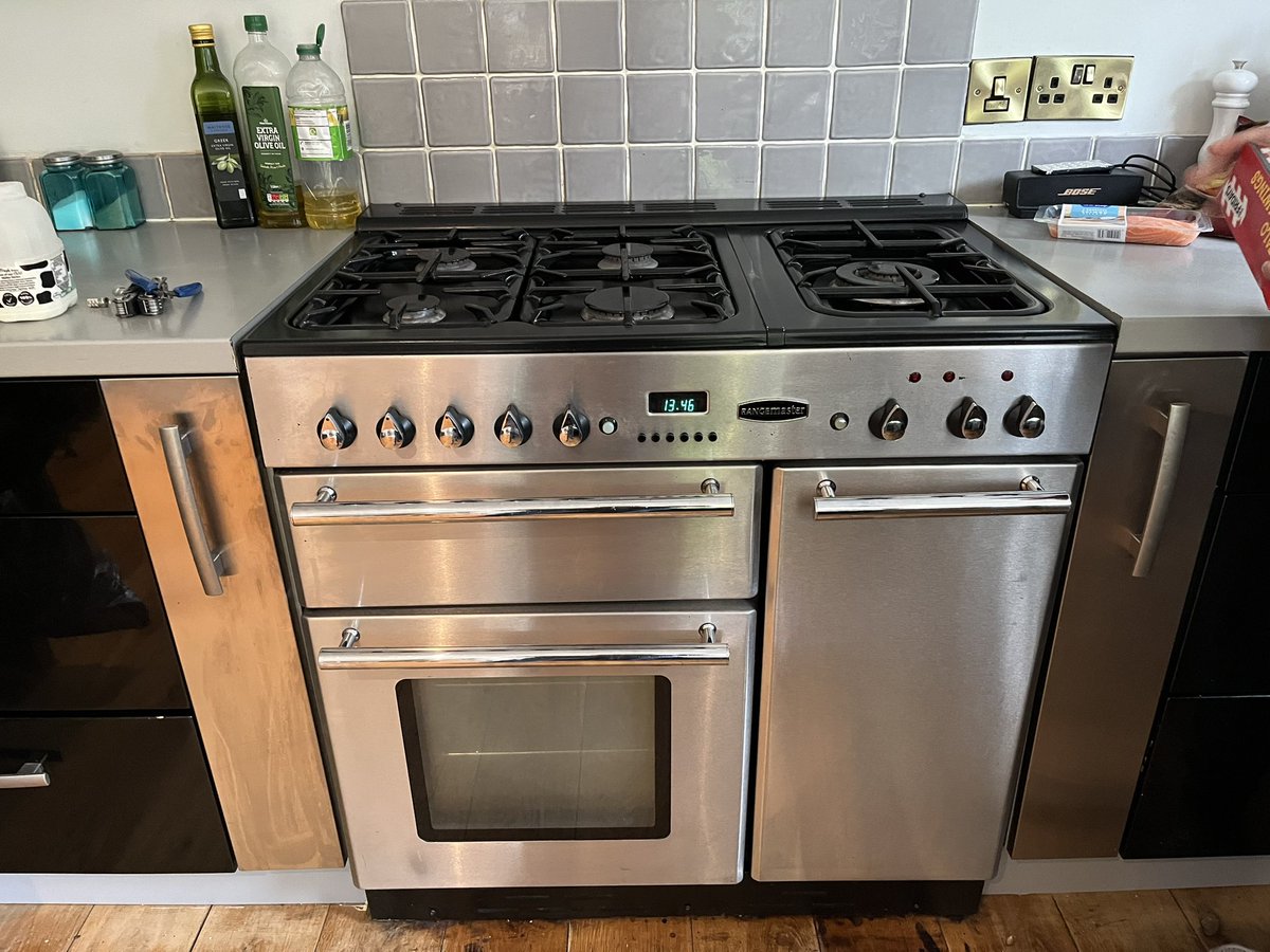 11amcoffee's tweet photo. @RangemasterUK can you identify this stove? Can I download instructions? Mum has a new house and no idea what knob does what! https://t.co/kKr6JO551Q
