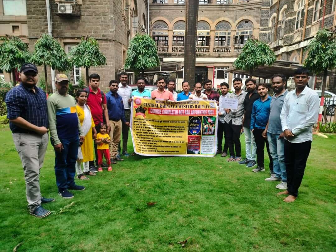 NATIONAL_RAAA's tweet photo. सेंट्रेल रेलवे के Gm कार्यालय में रेल अप्रेंटिस की सीधी भर्ती के लिए महाराष्ट्र के अप्रेंटिस साथी
#रेलअप्रेंटिस 
#CCAA
#सीधीभर्ती
@AshwiniVaishnaw 
@MSDESkillIndia 
@RailMinIndia 
@WesternRly 
@GM_NRly 
@nerailwaygkp 
@GMNWRailway 
@SCRailwayIndia 
@SWRRLY 
@serailwaykol
@IR_CRB https://t.co/ZGtk3NaI5x