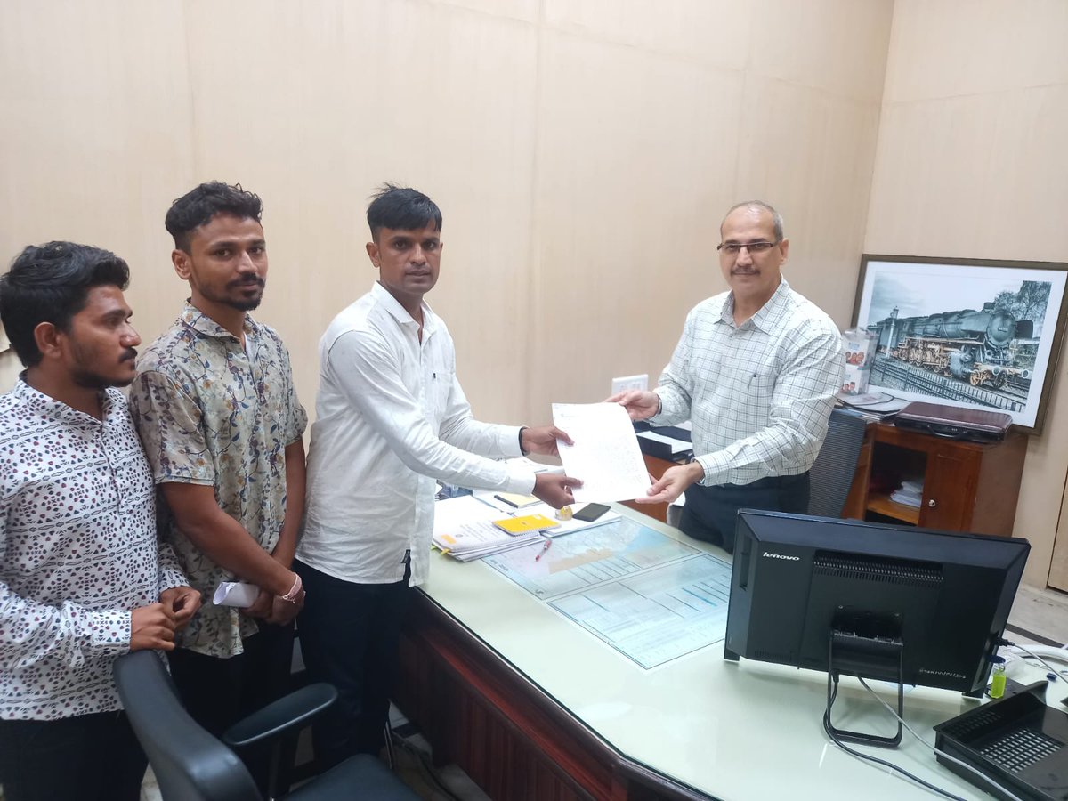 NATIONAL_RAAA's tweet photo. सेंट्रेल रेलवे के Gm कार्यालय में रेल अप्रेंटिस की सीधी भर्ती के लिए महाराष्ट्र के अप्रेंटिस साथी
#रेलअप्रेंटिस 
#CCAA
#सीधीभर्ती
@AshwiniVaishnaw 
@MSDESkillIndia 
@RailMinIndia 
@WesternRly 
@GM_NRly 
@nerailwaygkp 
@GMNWRailway 
@SCRailwayIndia 
@SWRRLY 
@serailwaykol
@IR_CRB https://t.co/ZGtk3NaI5x
