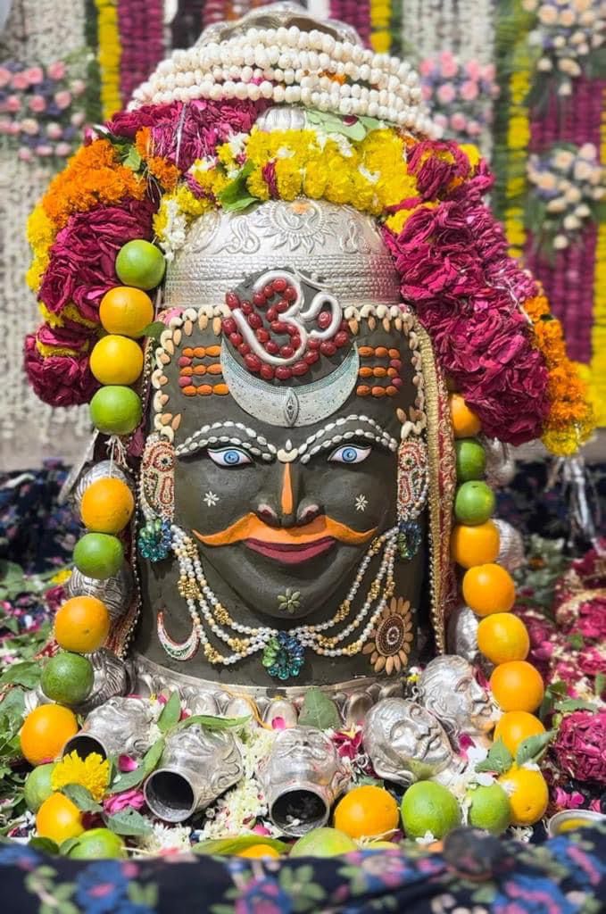 12Jyotirling's tweet photo. श्री महाकालेश्वर ज्योतिर्लिंग जी के आज के संध्या आरती श्रृंगार दिव्य दर्शन 31.07.2023 https://t.co/QT7xz6s7DL