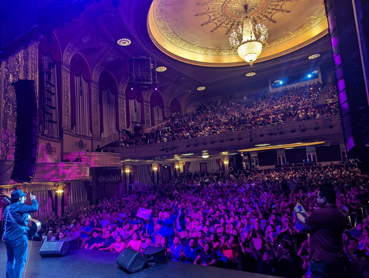 TuAmigoSam's tweet image. Siempre un placer acompañar te en la gira! Gracias @franco_esca por invitar me! Great shows this weekend! 🤜💥