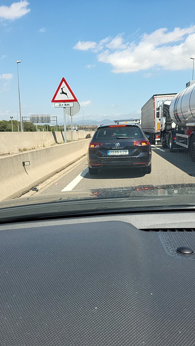 calcatxarro's tweet photo. @transit Aturats direccio nord a l'alçada de la UAB https://t.co/uSlUNlvXrG