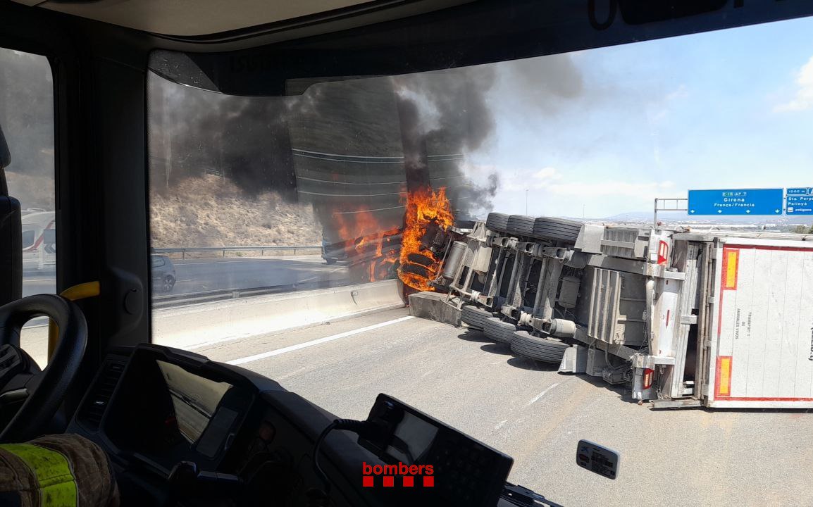 bomberscat's tweet photo. Hem activat 8 dotacions terrestres i un helicòpter  #bomberscat per l'accident a l'AP-7 a Santa Perpètua de Mogoda on han xocat un turisme i un camió carregat de porcs, el qual ha bolcat i se li ha encès la cabina. 
En aquests moments, l'incendi ja està apagat. https://t.co/VfHjnFJQ6X