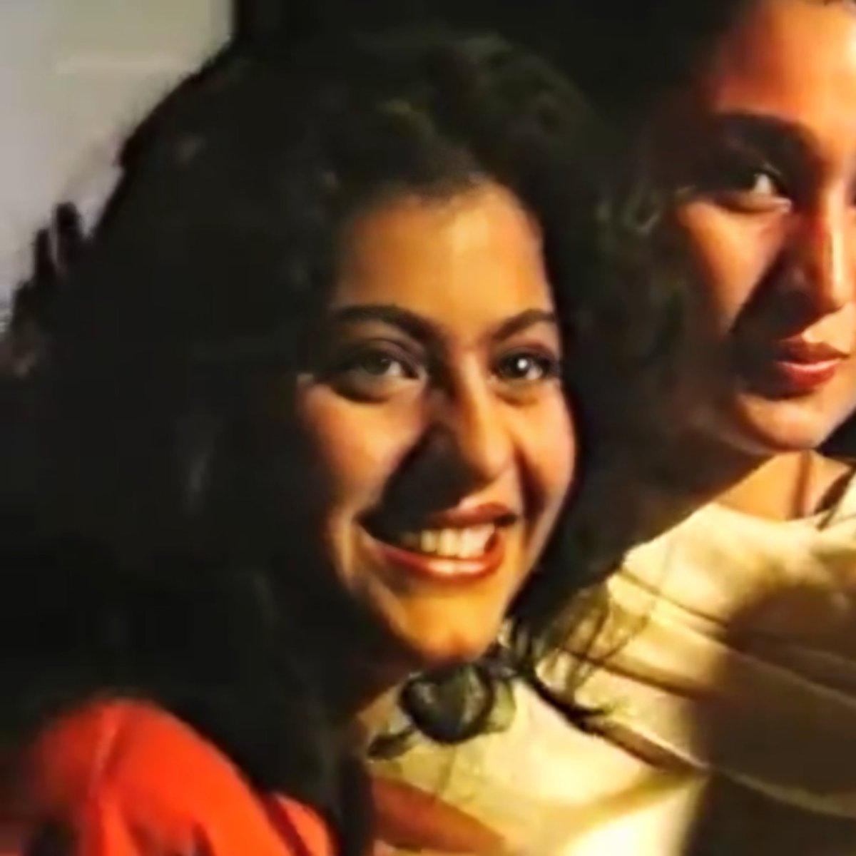OfSrkajol's tweet photo. 'tis the same picture 🧡 #Kajol @itsKajolD #30YearsOfKajol 

1992                                   2023 https://t.co/6FkW9WJSQG