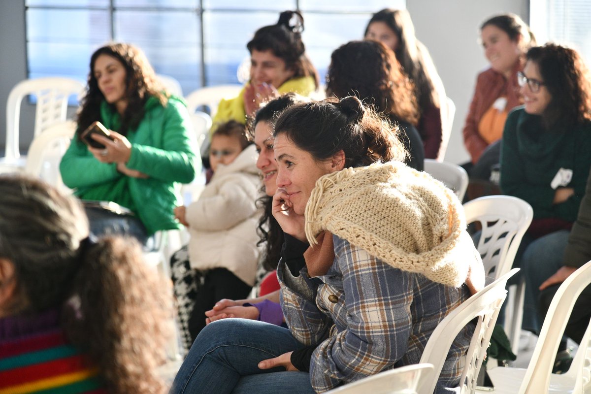 susanagkp's tweet photo. @CasaGrande_FA @Constanza_FA @Frente_Amplio @MariellaMazzot1 @Orejanosdurazno @KachuSoria @pataeizmendi @Percovich29 @Fabigoyen @FAMontevideo Y a la tarde estábamos en el taller de Maternidades Feministas, entre la imposición y el deseo, acompañadas por la gran @FasslerClara que nos ESCUCHABA y tomaba notas. Gracias por todo lo que aprendimos, compartimos, debatimos, pensamos.
#EFE1 https://t.co/0A6uZfkR16
