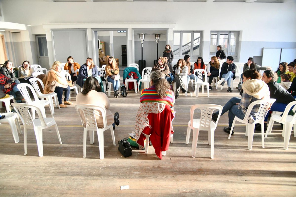 susanagkp's tweet photo. @CasaGrande_FA @Constanza_FA @Frente_Amplio @MariellaMazzot1 @Orejanosdurazno @KachuSoria @pataeizmendi @Percovich29 @Fabigoyen @FAMontevideo Y a la tarde estábamos en el taller de Maternidades Feministas, entre la imposición y el deseo, acompañadas por la gran @FasslerClara que nos ESCUCHABA y tomaba notas. Gracias por todo lo que aprendimos, compartimos, debatimos, pensamos.
#EFE1 https://t.co/0A6uZfkR16