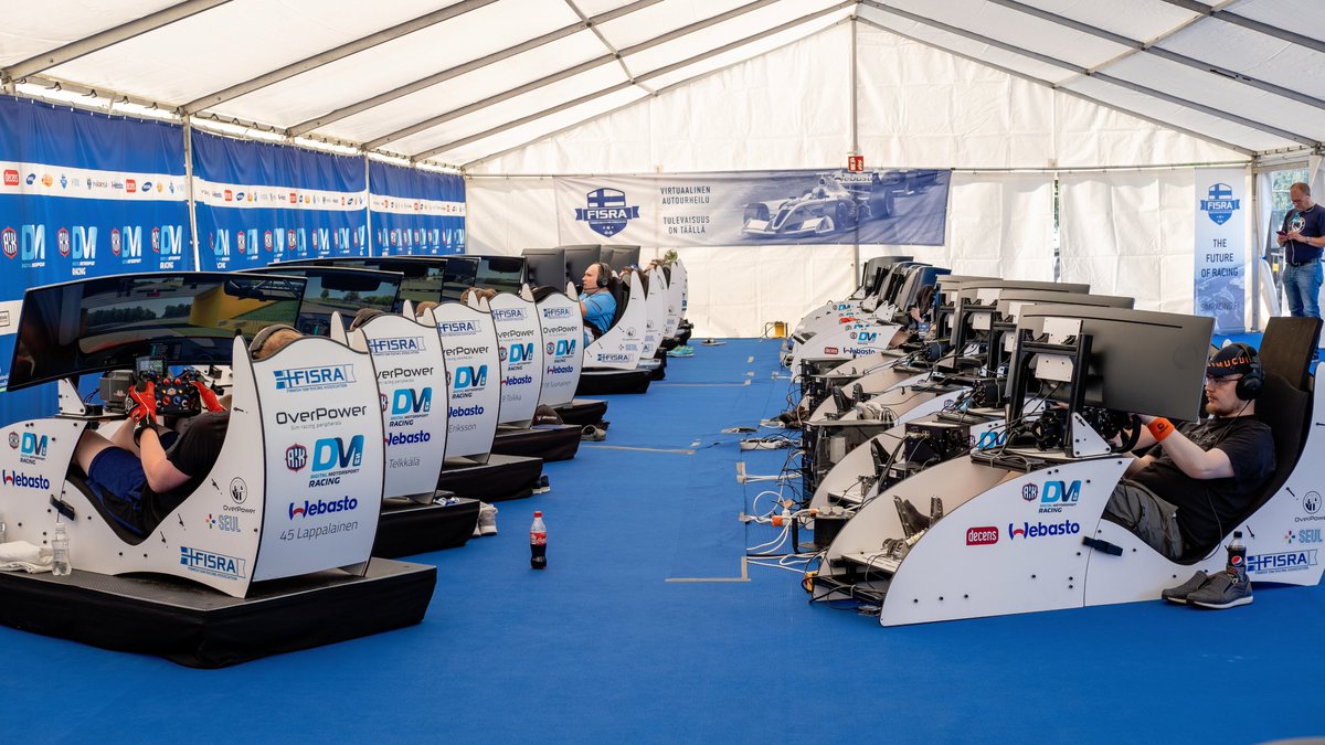 simracingfi's tweet photo. Ennen tämän vuoden eSM-finaalia on hyvä muistella vähän vanhoja. Tältä näytti finaalin asetelma vuonna 2020.

Lauantaina 5.8. selviää, miten käy tänä vuonna. Katso finaali livenä Yleltä tai tule paikan päälle Jyväskylän Paviljonkiin.
#esm2023 #esportsfi #simracingfi https://t.co/2lc225oo9l