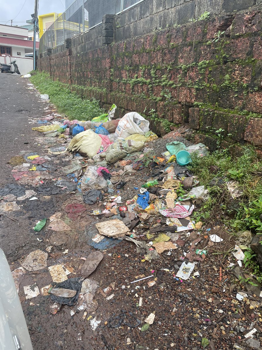 bmangalorean's tweet photo. 📍Angaragundi (Baikampady) 
@mangalurucorp @smartcitymangaluru @dc_dakshinakannada 
We bring to your attention a concerning issue in residential area. Vast dumping has occurred, and unfortunately, no cleaning process has been undertaken by the city corporation. https://t.co/96fKh7NrD6