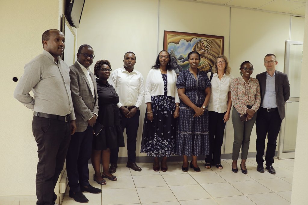 REMA_Rwanda's tweet photo. Today, DG @Juliet_Kabera hosted the @KfW_FZ_int delegation, accompanied by @EAC_LVBC team, for a pre-appraisal of the Mukungwa Integrated Wetland and Landscape Restoration Project.
The project aims to use nature-based solutions for the sustainable mngt of the Lake Victoria Basin. https://t.co/LiwBYH9EJ9