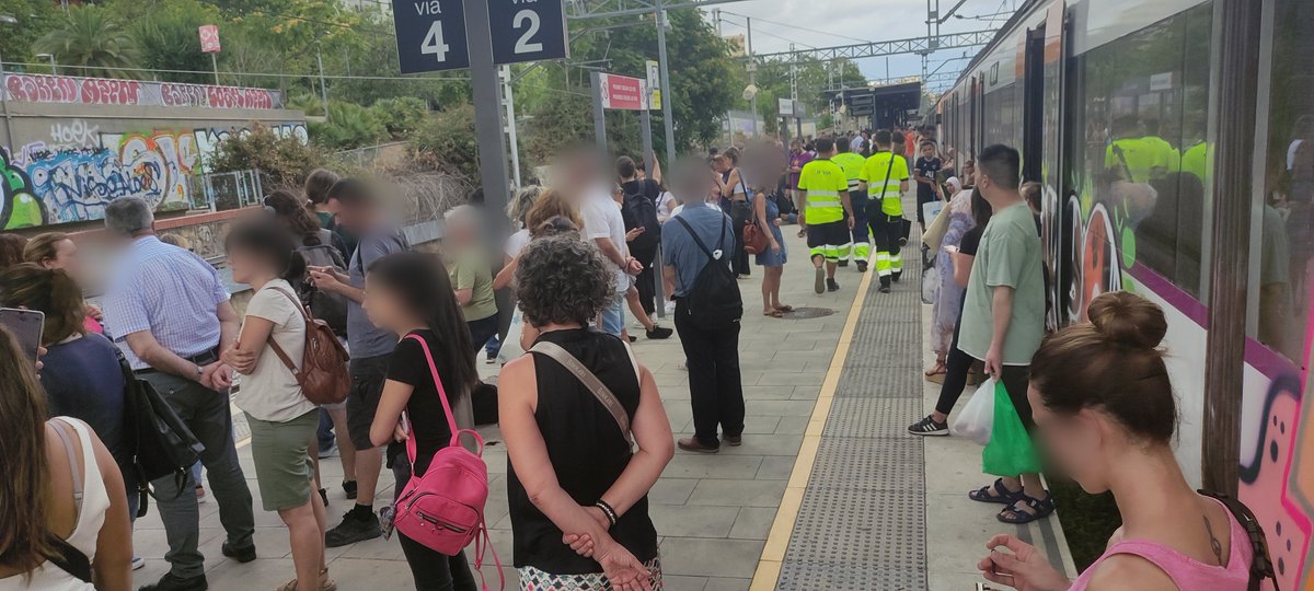 hyya_eva's tweet photo. @retardsrodalies Vinga, tren @rod4cat  de les 14.52 direcció St Vicenç de Calders anul·lat per vandalisme i tots els passatgers a l'andana d'Hospitalet esperant un altre tren... https://t.co/vqG7YhLCgO