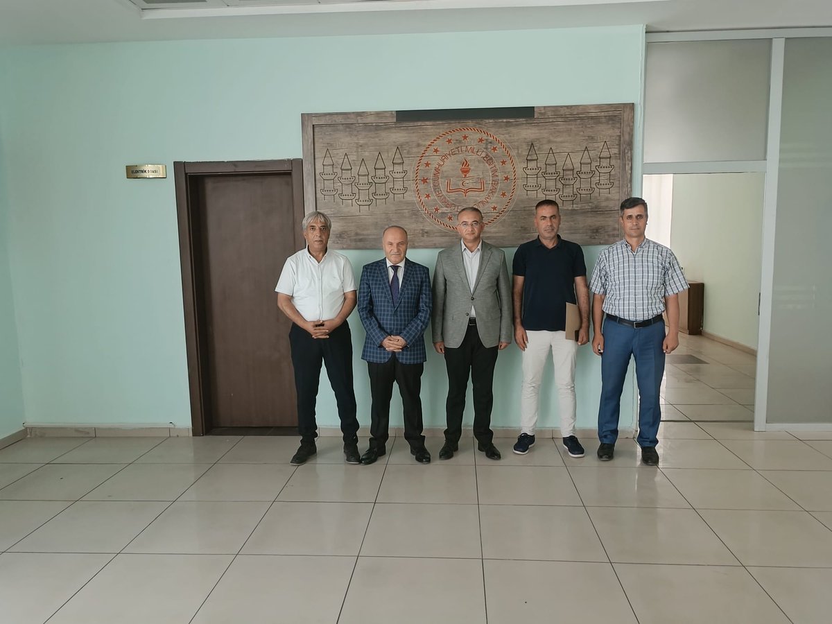 Şube Müdürümüz Nurullah Beyin tayini münasebetiyle İlçe Milli Eğitim Müdürümüz ve Şube Müdürü arkadaşlarımız ile birlikte İl Milli Eğitim Müdürümüz Sayın Mehmet Emin Korkmaz Beyi ziyaret ettik. İlgi ve alakalarından dolayı İl müdürümüze teşekkür ederiz.