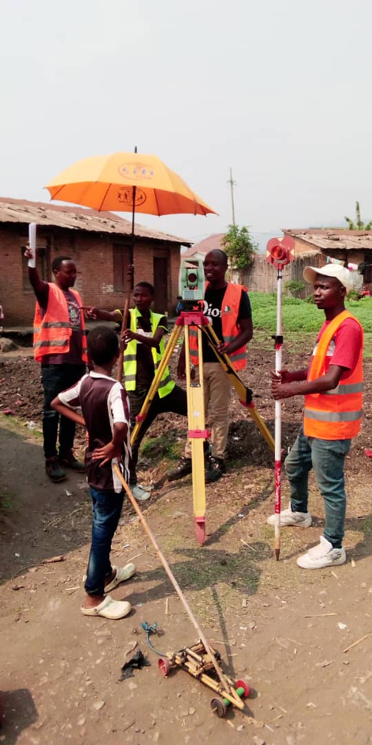MielsBurundi's tweet photo. Les Experts du Ministère des Infrastructures viennent d'entamer le travail des levées topographiques dans le quartier #SOCARTI à #Bujumbura, qui va abriter les nouveaux logements en hauteur.
@NtareHouse,
@BurundiGov,
@ObuhaOffice,
@Capt_Dukundane https://t.co/U49ykDyHH2