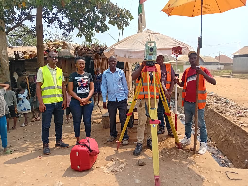 MielsBurundi's tweet photo. Les Experts du Ministère des Infrastructures viennent d'entamer le travail des levées topographiques dans le quartier #SOCARTI à #Bujumbura, qui va abriter les nouveaux logements en hauteur.
@NtareHouse,
@BurundiGov,
@ObuhaOffice,
@Capt_Dukundane https://t.co/U49ykDyHH2