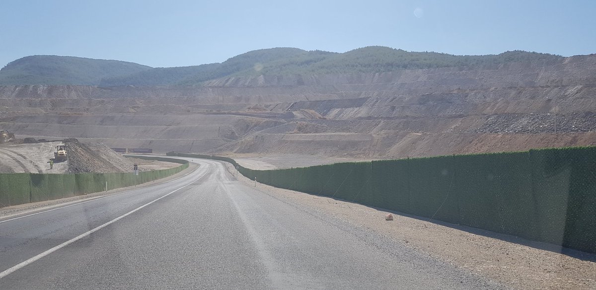 İlk fotoğraf Akbelen'den bir kac kilometre öncesi, ikincisi ise Akbelen'in adeta ön gösterimi; ormanin kalmadığı kısım. İki termik bölgeyi yutuyor, yerel halkim geleceğini savunuyor. #AkbeleneDokunma