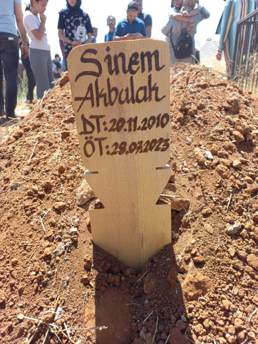 gergerliogluof's tweet photo. Elazığ cezaevindeki babasını ziyarete giderken trafik kazasında ölen 13 yaşındaki Sinem Akbulak bugün toprağa verildi.

Mezar tahtasında "20-11-2010" diyor, 13 yılın çoğu babası ve ailesine yaşatılan sıkıntı ve zulümlerle dolu!

Babası Cenazeye geldi, kızını toprağa verdi. https://t.co/LxInwVjinv