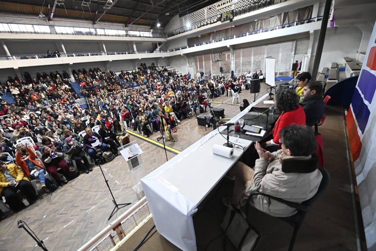 FRenovadorauy's tweet photo. Un primer Encuentro de Feminismos lleno de aprendizaje, reflexión e introspección.
Durante dos días, más de 1000 personas nos sumamos a conversar y dialogar con compañeros y compañeras de todo el país. #EFE1 ✊🏻💜 https://t.co/hRSWA9uRZh