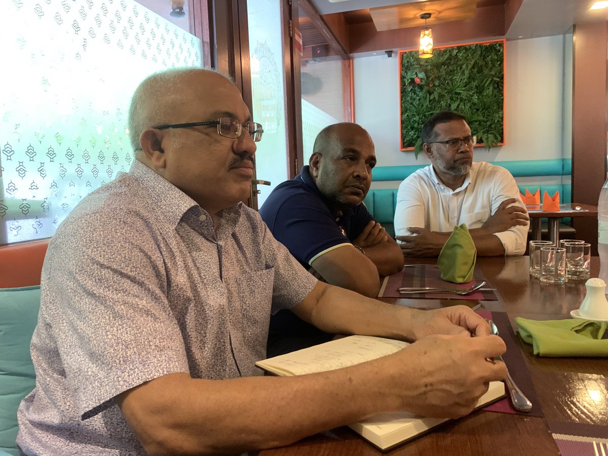 H_haleem_AH's tweet photo. ދިވެހި ކުޅިވަރުގެ  ޤައުމީ ސިޔާސަތާއި، ފުޓްބޯޅަ އަޑިއަޅާފައިވާ މިންވަރާއި  ކުރިމަގާމެދު  #SaveFAM  ހަރަކާތުގެ  ފަރާތުން @JPSecretariat  މެނިފެސްޓޯ  ކޮމިޓީގެ  އިސްމަންދޫބު  ސްޕެޝަލް  އެޑްވައިޒަރ ކުރީގެ  ވީޕީ  ޢަބްދުﷲ  ޖިހާދާއި މަޝްވަރާ  ކުރައްވައިފި https://t.co/6sLYcCQAyk