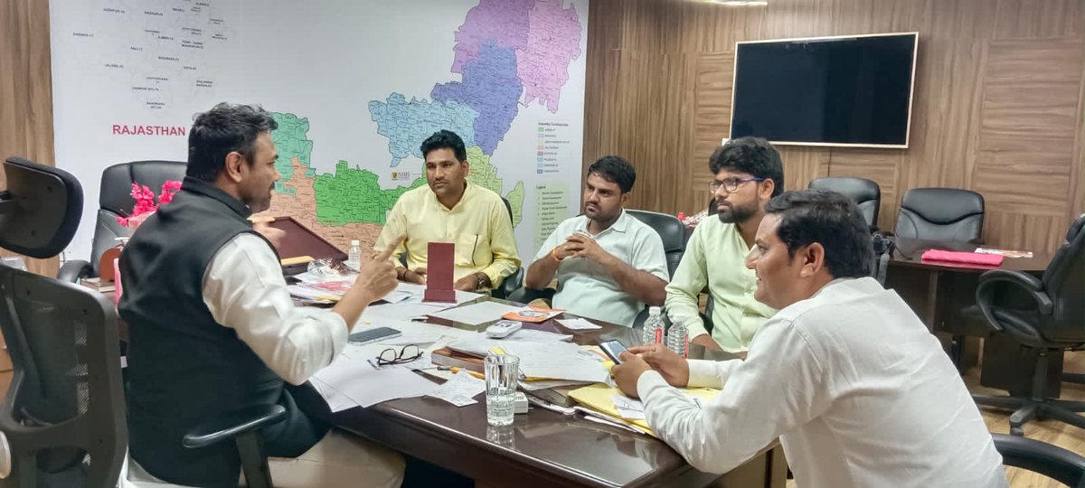 kishordulhepura's tweet photo. निम्स यूनिवर्सिटी,चंदवाजी(जयपुर) ने निदेशक डॉ पंकज सिंह से यूनिवर्सिटी कैम्पस में उनके कार्यालय में कुम्हार महासभा के प्रदेशाध्यक्ष किशोर दुल्हेपुरा ने आत्मिय मुलाकात की।डॉ साहब ने साफा व स्मृति चिन्ह भेंटकर जोरदार स्वागत किया।चिकित्सा व जनहित के के विषय पर सकारात्मक चर्चा हुई। https://t.co/EYmHkwVBzi
