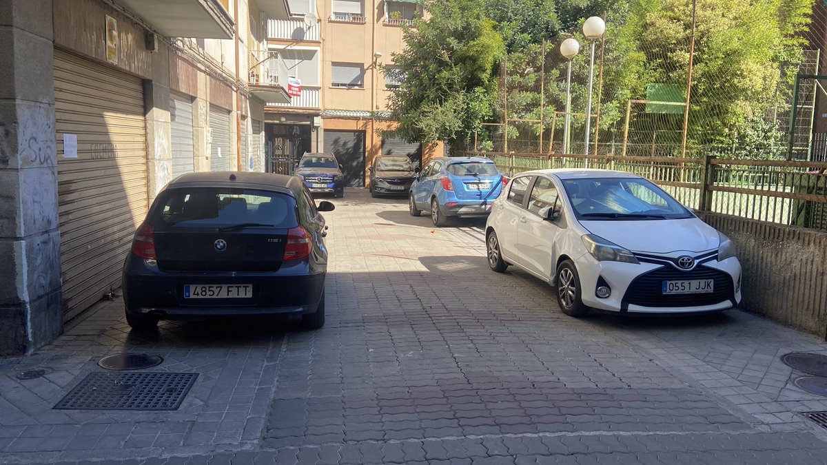 DimasML's tweet photo. @PoliciaGr Irresponsables aparcan donde no se debe. Si hay una urgencia, ni bomberos ni ambulancia pueden pasar. No puedes ni parar a dejar tu compra si vienes en coche. Es zona residencial y tiene placa. Se ha denunciado.  Aparcamientos libres alrededor donde sí se puede. https://t.co/xb1uoatdZr