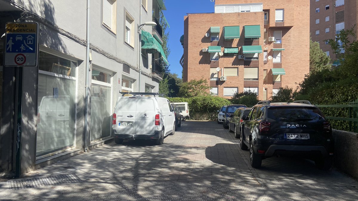 DimasML's tweet photo. @PoliciaGr Irresponsables aparcan donde no se debe. Si hay una urgencia, ni bomberos ni ambulancia pueden pasar. No puedes ni parar a dejar tu compra si vienes en coche. Es zona residencial y tiene placa. Se ha denunciado.  Aparcamientos libres alrededor donde sí se puede. https://t.co/xb1uoatdZr