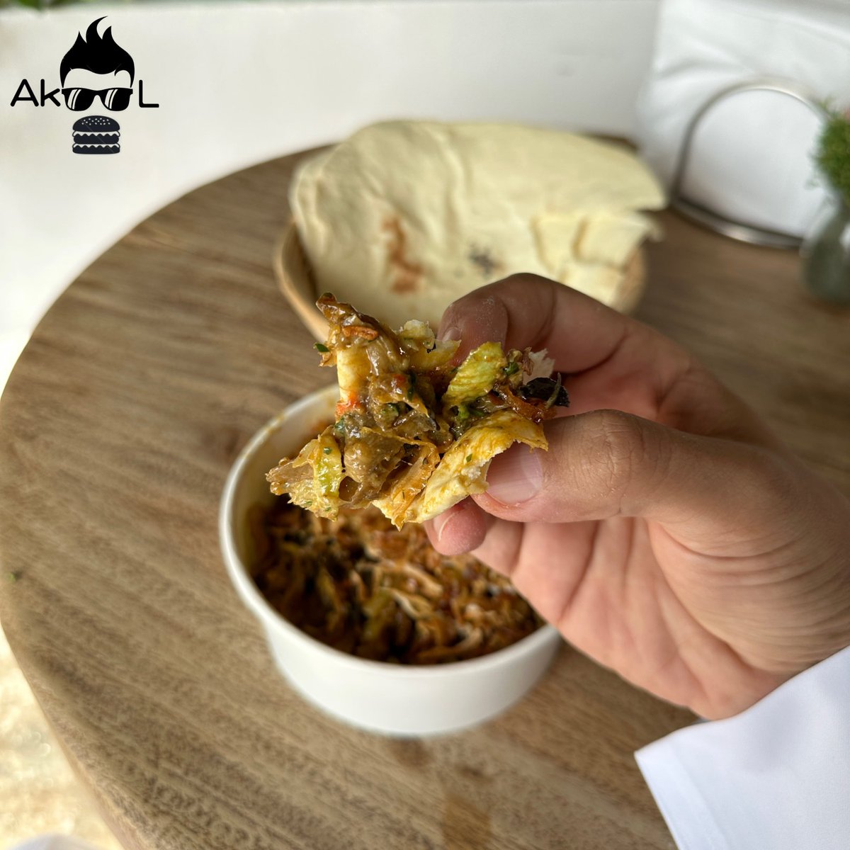 iak00l's tweet photo. مصقعة مختصة😅
>اخير مطعم"مصقعةوسلطة"
متخصص في المصقعة كل شي يتصلح قدامك حتى خبزهم فريش يخبز في المحل.
تبدء اسعارهم من ١٦ريال لسادة وعندهم دجاج ولحم
>تقدر تختار بخبز او مع رز
>انا طلبت بلحم حاشي مع كل شي ب٢٤ريال
>فكره حلوه من صاحب المطعم صح مختلف عن مسقعه البيت لكن تستاهل التجربة.
📍
https://t.co/LmdYiag5m5