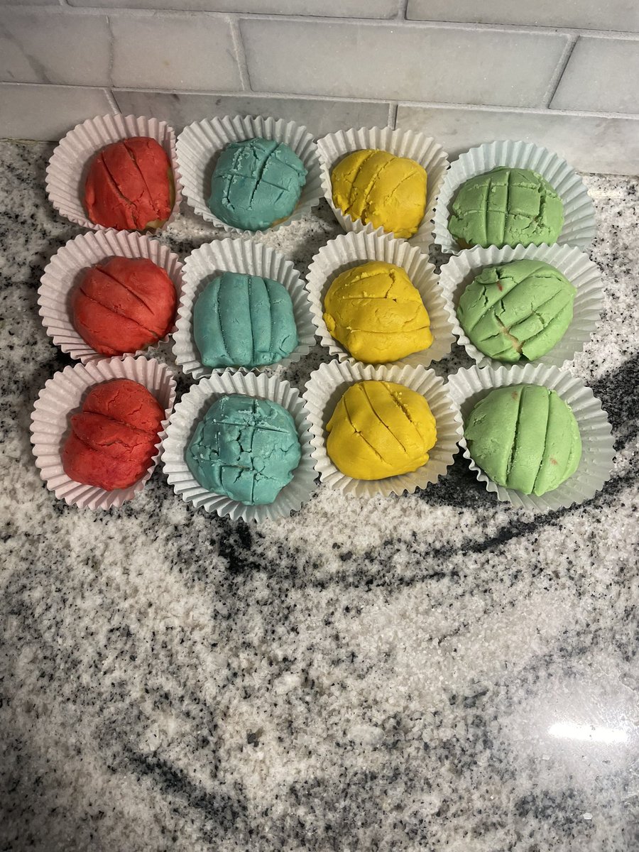 Mshardt_FCS's tweet photo. Conchas Cupcakes test run for the September Staff Lunch.. they smell as good as they look 😍 @ElkGrove_HS #EG https://t.co/OrYOt8tEA9