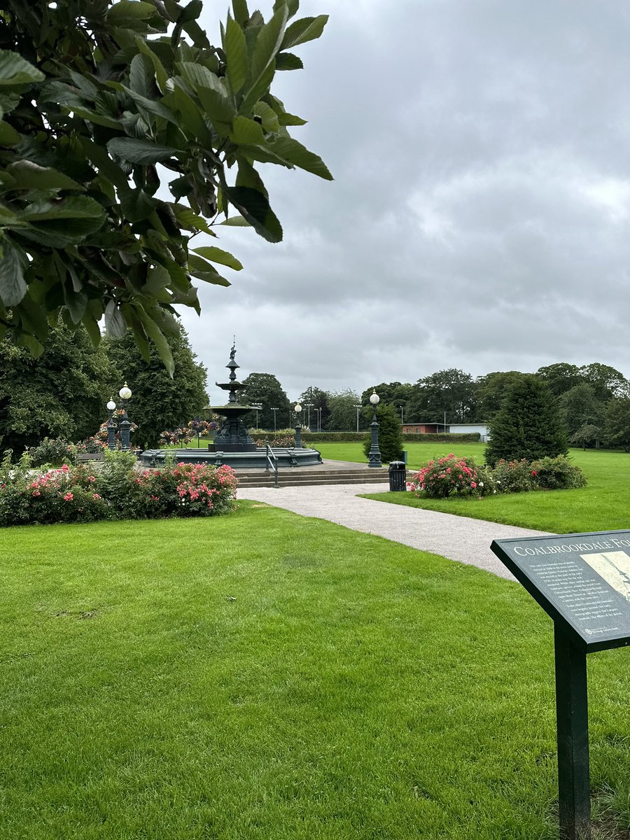 Lurgan Park is NI’s largest & most beautiful urban park and Ireland’s second biggest park 👌 Enjoy 5km pathways through mature woodland, open grassland, an expansive lake & lots of furry & feathery residents along the way 🦆 🦢 🐿️ 🐕 #LoveParksWeek #LoveParks