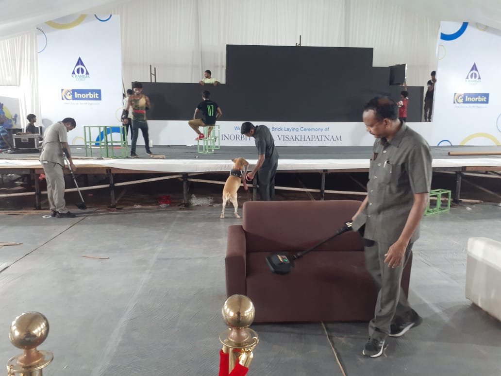 vizagcitypolice's tweet photo. ఆంధ్రప్రదేశ్ రాష్ట్ర గౌరవ ముఖ్యమంత్రి శ్రీ Y.S జగన్మోహన్ రెడ్డి గారు విశాఖ నగరానికి రానున్న నేపథ్యంలో విమానాశ్రయంలో, పార్కింగు వద్ద, CMపర్యటించే ప్రాంతాలను &amp; ప్రయాణించే మార్గాలలో K9 స్నిపర్ డాగ్స్, అడ్వాన్స్ యాంటీ సాబోటేజ్ చెక్ టీంలు విస్తృత తనిఖీలు నిర్వహిస్తున్నారు.@APPOLICE100 https://t.co/eYhsSICq2y