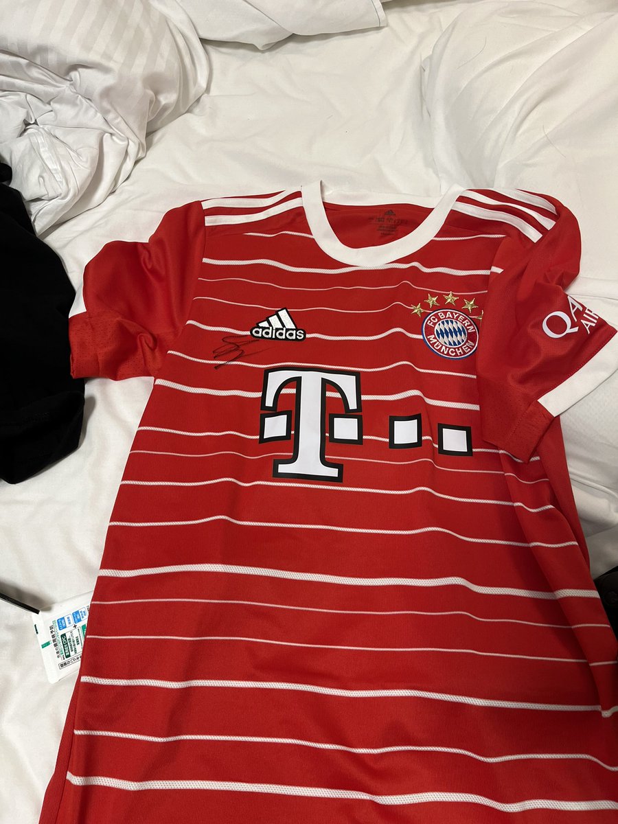Bayernkimmich6's tweet photo. バイエルンサポの皆さんの力を貸して欲しいです。
7月30日マンダリン オリエンタルホテルでバイエルンの出待ちをしていました。通常出待ちとは違う側に柵が用意され、自分はそこに向かいました。9時10分頃ユニフォームをバッグに入れて���色紙を持ちテル、パヴァールにサインを書いて頂きました。 https://t.co/1hl4jXTvCe
