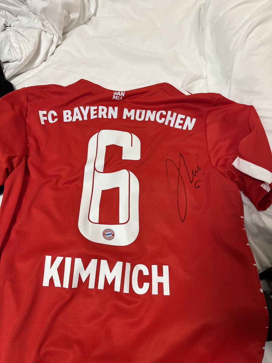 Bayernkimmich6's tweet photo. バイエルンサポの皆さんの力を貸して欲しいです。
7月30日マンダリン オリエンタルホテルでバイエルンの出待ちをしていました。通常出待ちとは違う側に柵が用意され、自分はそこに向かいました。9時10分頃ユニフォームをバッグに入れて���色紙を持ちテル、パヴァールにサインを書いて頂きました。 https://t.co/1hl4jXTvCe