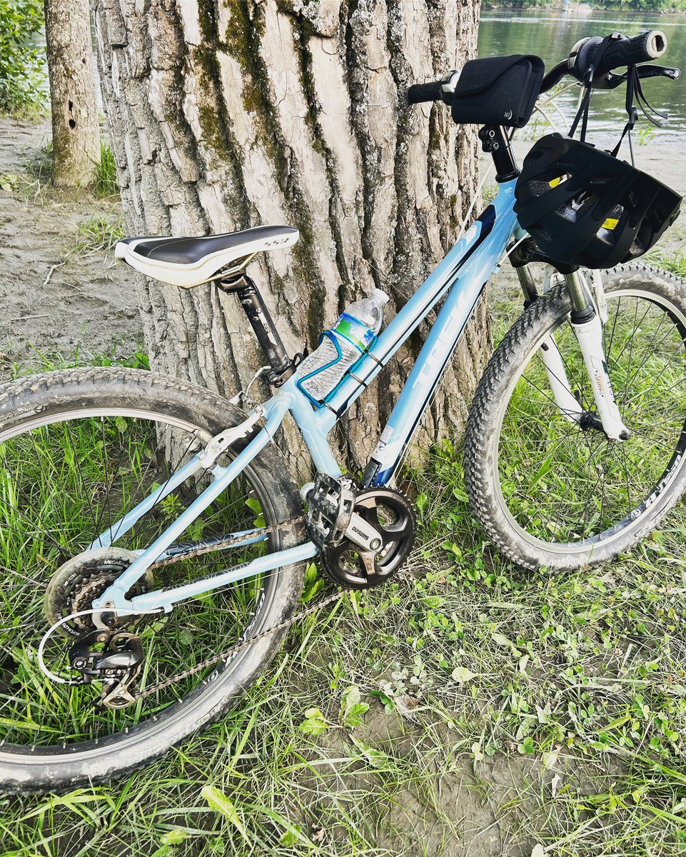 Lizinthe802's tweet photo. Newest love, mountain biking. I’ve been having so much fun trying new things and getting braver and stronger! #mtb #vermont #vt #mountainbiking #trails https://t.co/L7q8gzDsVu