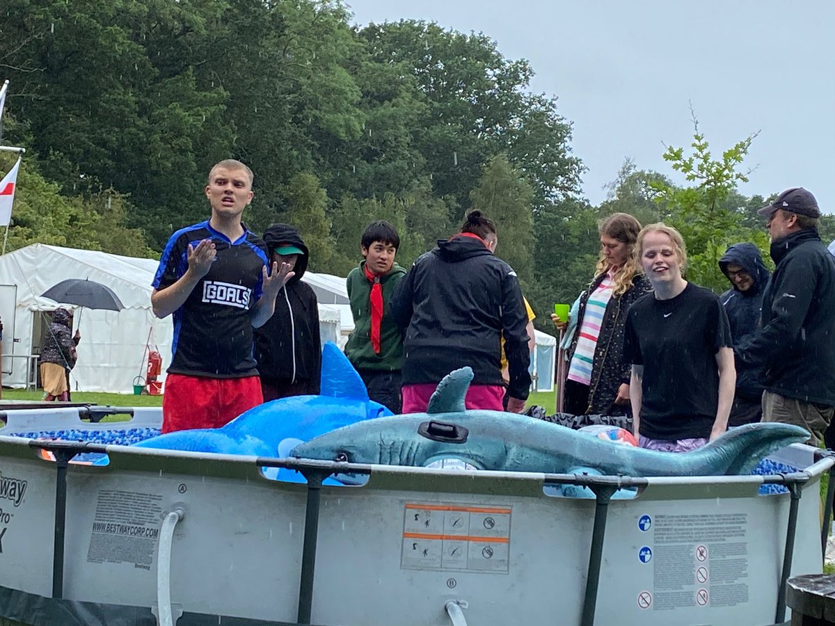 Agoonoree London tweet media