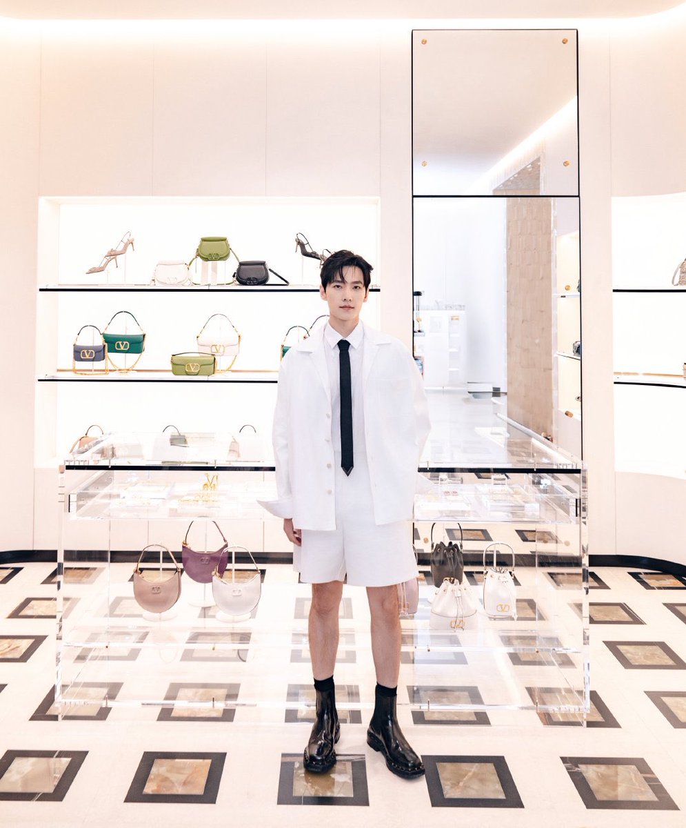 31.07.2023  : YangYang 's studio weibo update

แสงแดดยามบ่ายปกคลุมจานสี สื่อถึงฤดูร้อนอันสดใส 🎨 

(1/2)
YangYang X Valentino 
#หยางหยาง #YangYang #YangYang杨洋 #杨洋