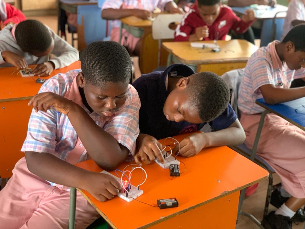 prac_sciencelab's tweet photo. Sparking Young Minds: Watch as these curious kids delve into the world of basic electronics, turning circuits into smiles and knowledge into bright ideas! 
#FutureEngineers #STEMeducation #YoungInnovators" https://t.co/b7CuIZUpIk