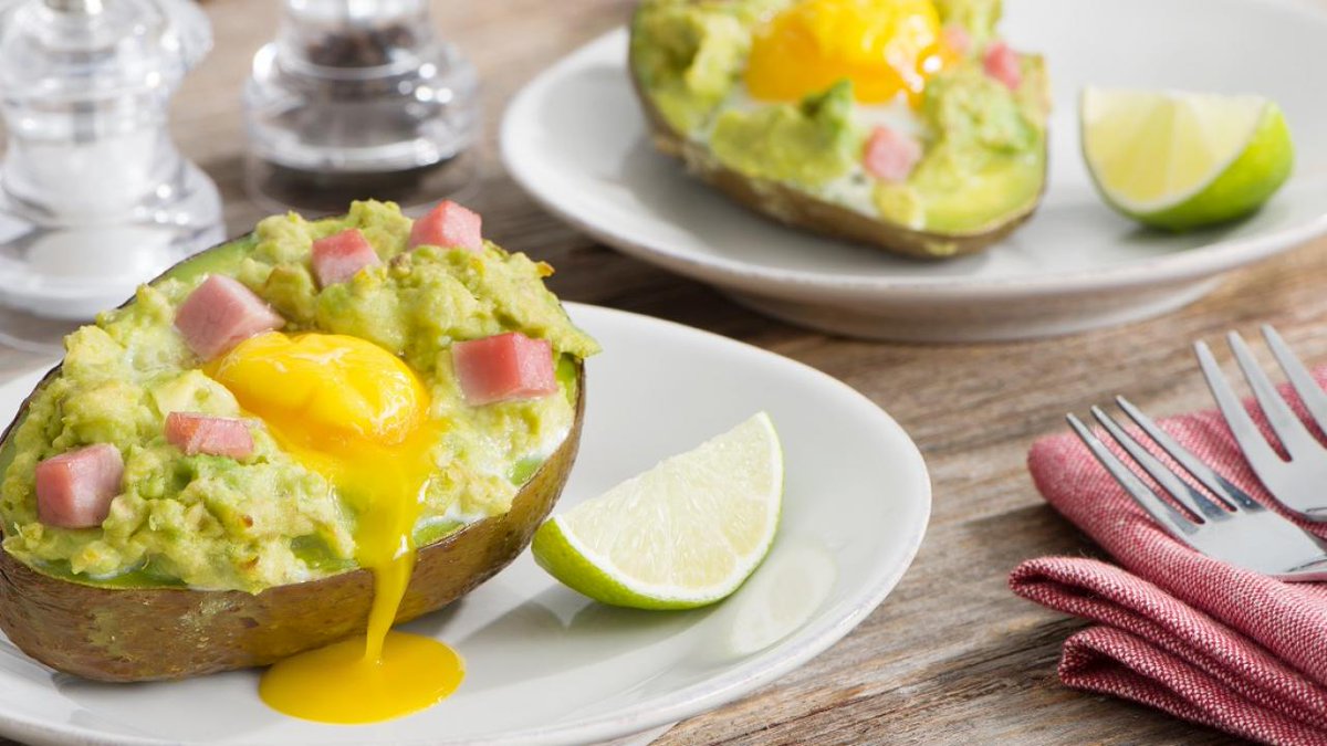 EggFarmersofNB's tweet image. This #NationalAvocadoDay it's time for something completely different! 🥑These Grilled Avocado “Toad in a Hole” may take a bit of preparation, but it's rewarded with a #SummerFresh novel dish🍳

Ham + eggs + avocados = Toadally delish!

Get the recipe: eggs.ca/recipes/grille…
