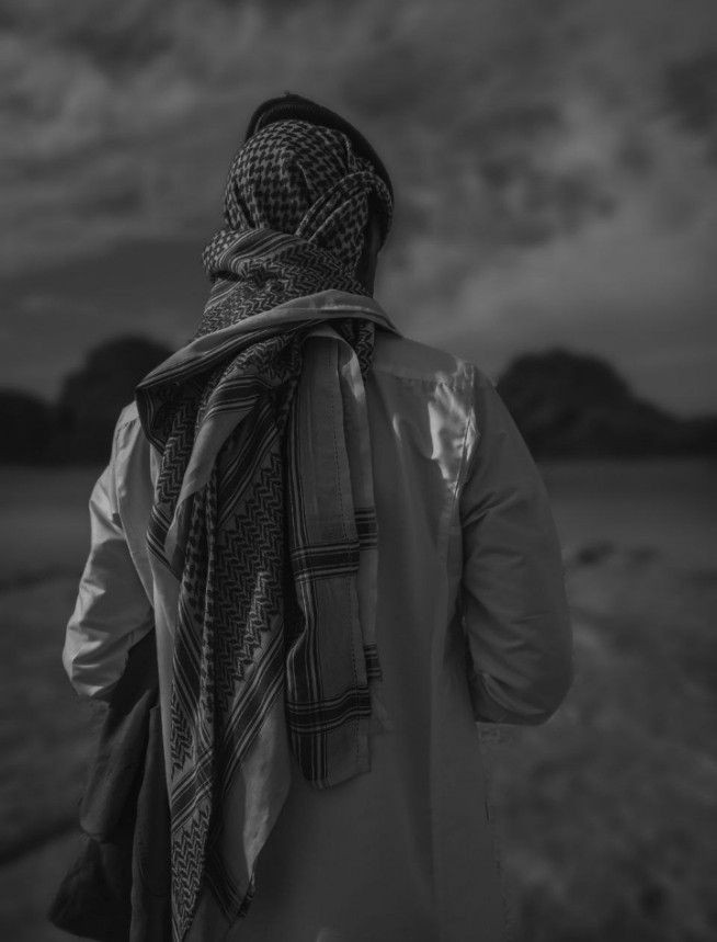 _445I's tweet photo. أخشى أن أحبّكَ
وأمشي نحوكَ،
أمضي
كَمَن يسير
في حقل ألغامٍ،

تغريه رهبة
الموت بالمُضيّ،
ويدفعه
الجنون للتقدّم،

أمضي نحوكَ
بلا هوادة،
ووحدكَ من تعرف
ما تعنيه
تلك التلويحة. https://t.co/k1FKSDn5ap