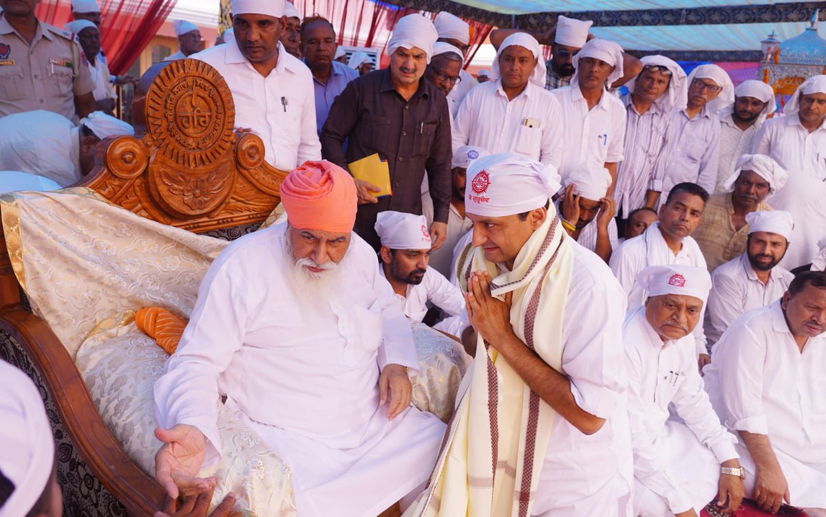 DeependerSHooda's tweet photo. आज मुलाना हलके के गाँव सिरसगढ़ (अम्बाला) में श्री 108 संत निरंजन दास जी की अध्यक्षता में आयोजित श्री गुरु रविदास धर्म आस्थान के 20वें वार्षिक स्थापना दिवस समारोह में शामिल होकर श्रद्धासुमन अर्पित किये और कांग्रेस महासचिव श्रीमती @priyankagandhi जी का संदेश पढ़ा।

संत रविदास जी के प्रेरक विचार, उपदेश सदा समाज का मार्गदर्शन करते रहेंगे।