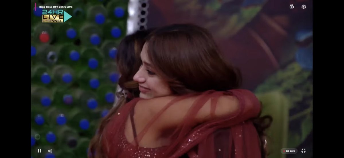 jsx_01's tweet image. Ye yeh ladki kis mitti ki bani hai😭🧿🪬 Itna kuch hone k baad jiya ko console kr rhi hai 😭🙏🏻 hats off to this girl !! 
Yeh Hai SANSAAR ❤️
#MANISHADESERVERESPECT 
#ManishaRani