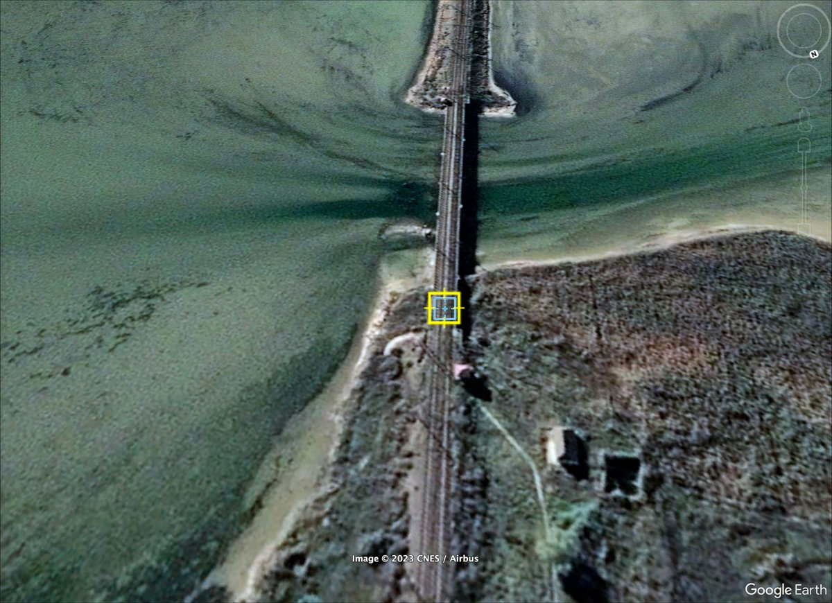 Tendar's tweet photo. It is now absolutely certain that the rail bridge of Chonhar connecting Russian-occupied Crimea with the remaining Russian-occupied Kherson Oblast has been severely hit.
You can also see from the picture that the strike was quite precise, hitting the the steel structure next to the supporting hill at the northern end of the bridge.
That bridge is most certainly out of action for the remainder of this war.
Coordinates:
45°57'10.71"N, 34°28'47.18"E
Source of pic: https://t.co/yL5p6Hzw4C
#Ukraine #Kherson #Crimea #Chonhar