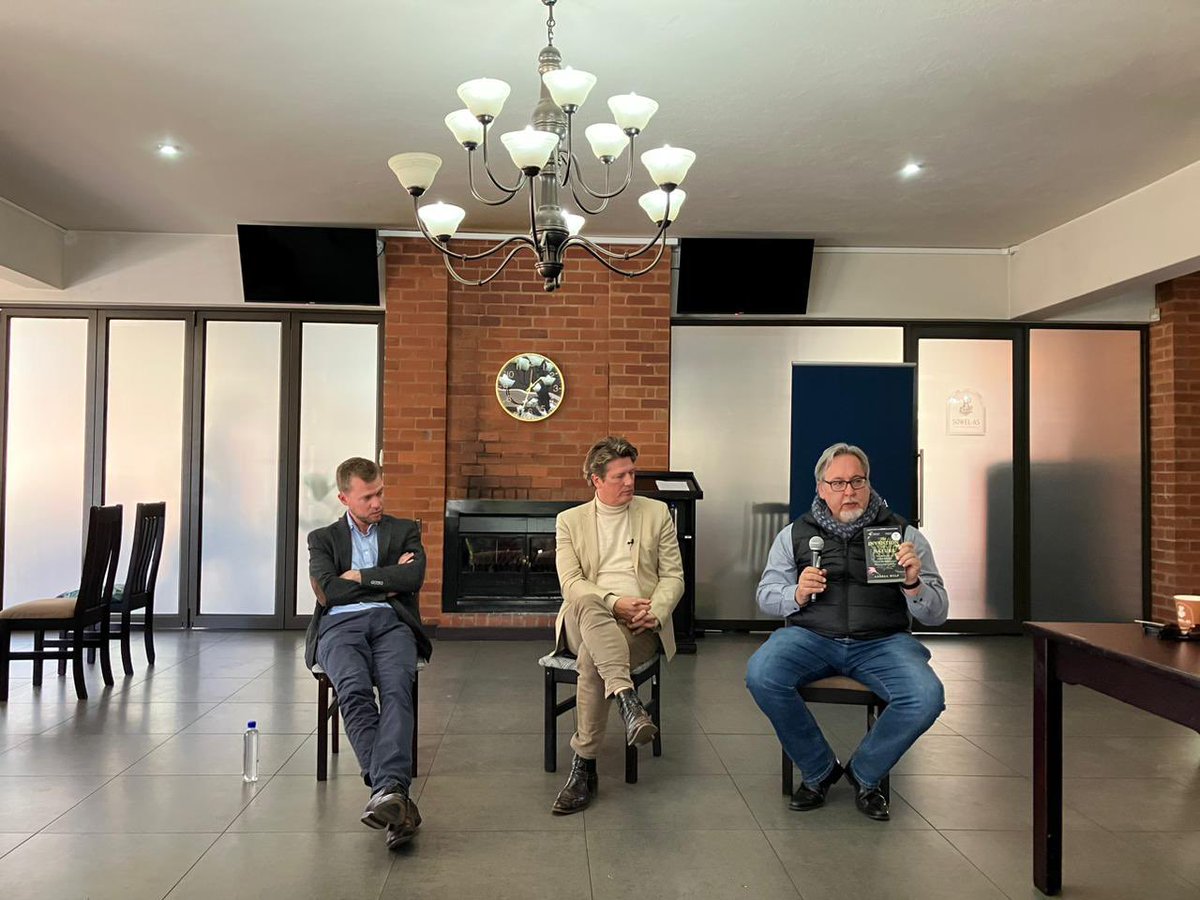 OnsAkademia's tweet image. Dr. Ad Verbrugge, die bekende Nederlandse filosoof, het ŉ middagete-lesing met die tema "Natuur en Gees" aangebied. Hier is hy by Akademia se filosowe, dr. Hercules Boshoff en prof. Pieter Duvenage.

#MyAkademia #Filosofie @De_NieuweWereld @pnjd17