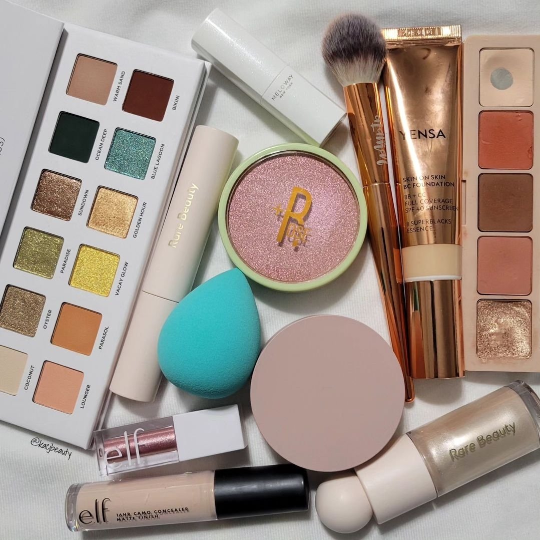 Kassydoodles's tweet photo. Happy #makeupmonday with a #makeupflatlay #rarebeauty
#pixibeauty #makeupover40 #yensabeauty #makeupsponge
#eyeshadowpalette #makeup
#beautycontentcreator #ugc #igmakeup #beauty #yensabeauty #elfcosmetics #natashadenona https://t.co/wMZKzwrkQV