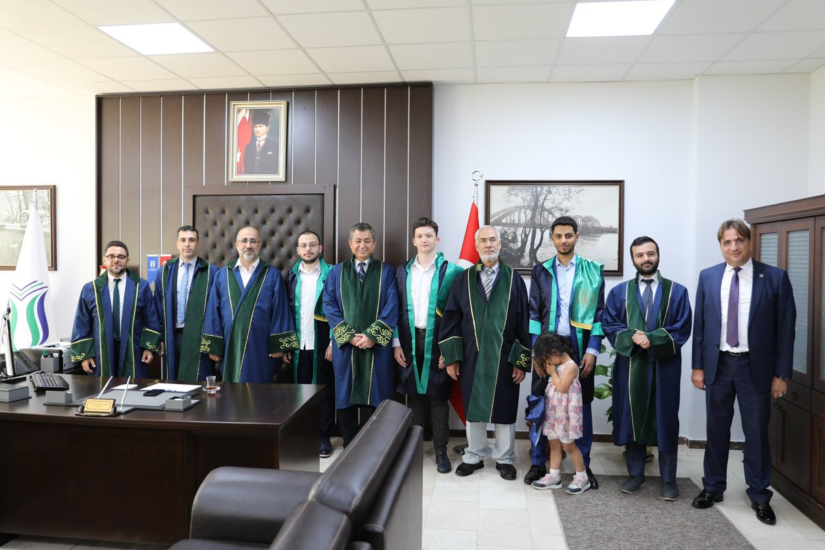 TeknolojiSubu's tweet photo. DERECEYE GİREN ÖĞRENCİLERİMİZE MEZUNİYET VE ÖDÜL TÖRENİ YAPILDI

2022-2023  Akademik Yılı Mezuniyet Töreni, Üniversitemiz ve Teknoloji Fakültemizde dereceye giren öğrenciler  (1.2. 3.lerine )ve ailelerinin  katılımıyla Dekanlık makamında ve Bölüm Başkanlıklarında yapıldı. https://t.co/NW33W1okI8