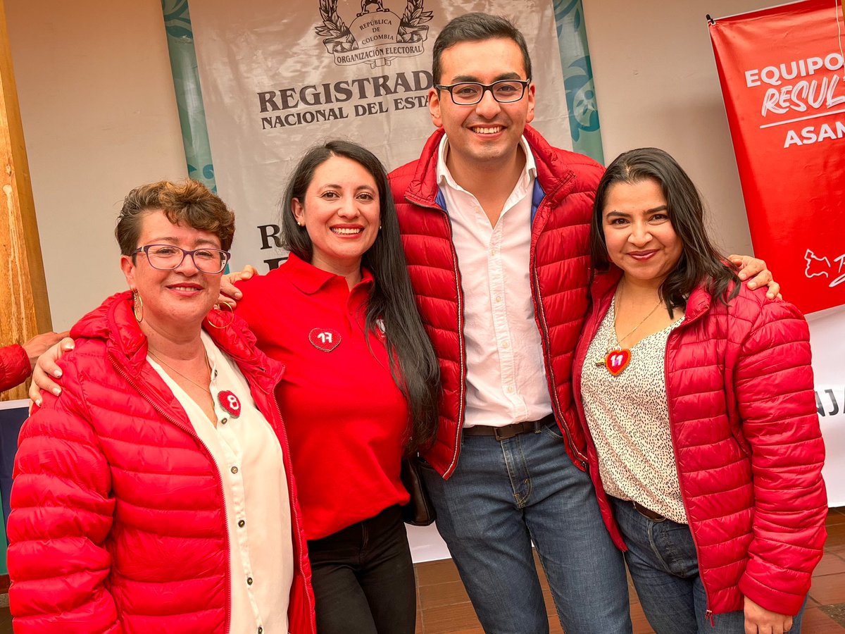 hectordchaparro's tweet photo. ¡Estoy muy orgulloso de los hombres y mujeres que hacen parte de la Lista del @PartidoLiberal para el Concejo de Tunja! 🚩

Acompañamos la inscripción de nuestros candidatos que desde sus barrios y comunidades han construido un liderazgo por el que vamos a trabajar en la ciudad. https://t.co/BgtvnSBMTT