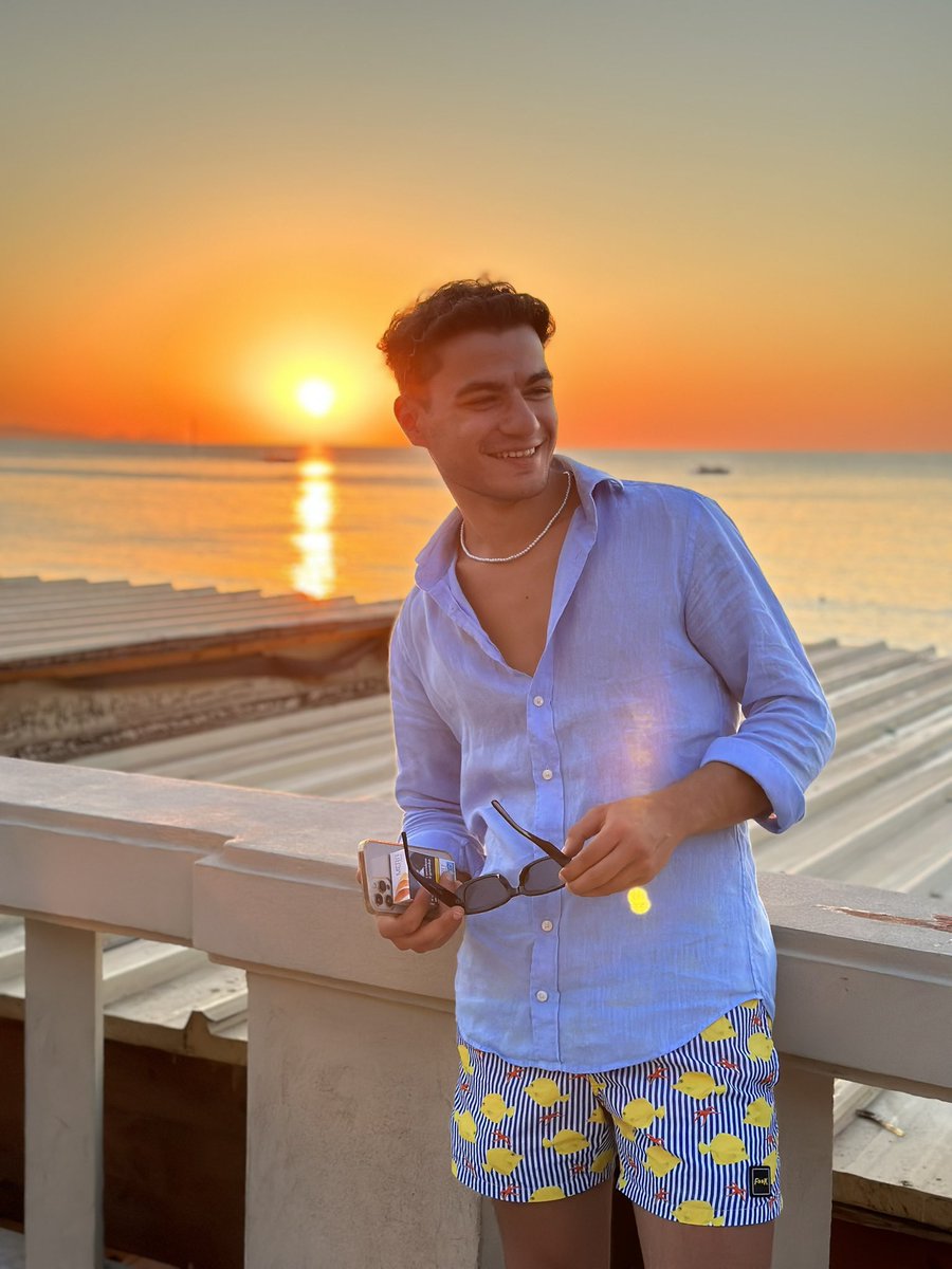 alecsander_real's tweet photo. Smile and Sunset https://t.co/4eU9As0VJH