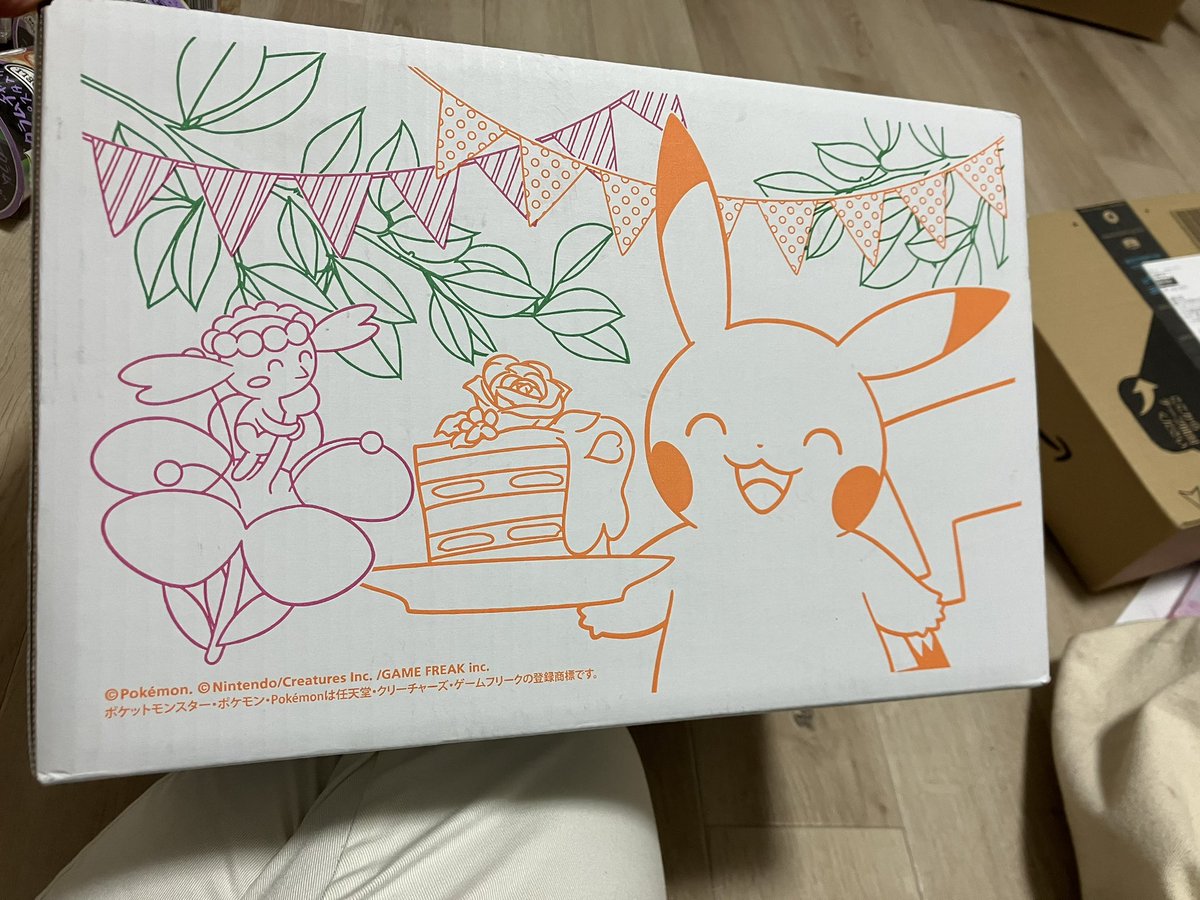 ポケセンオンラインで買ったピック、想像以上にデカくてサンドイッチ作るしかないやつや…ってなってわろてる あと箱が可愛かった 誕生日月だったからかな